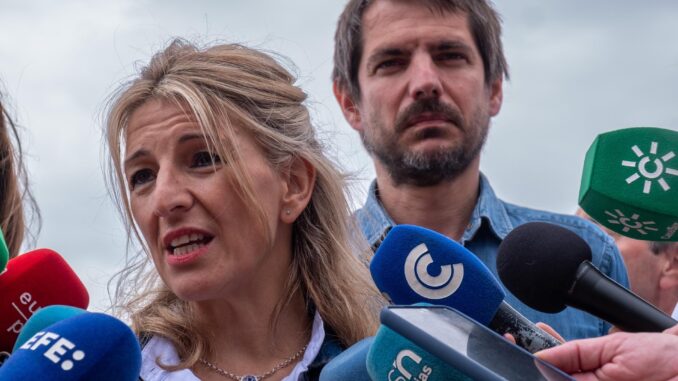 La vicepresidenta segunda del Gobierno y ministra de Trabajo y Economía Social, Yolanda Díaz, acompañada del portavoz de Sumar, Ernest Urtasun (d), ha afeado al PP de Alberto Núñez Feijoo y Juanma Moreno que esté dispuesto a "profundizar en el crimen ecológico" dañando espacios naturales como Doñana y los ha llamado a dialogar, este miércoles en declaraciones a los medios en el Centro Ornitológico Francisco Bernis de El Rocío (Huelva) antes de visitar el Parque Natural de Doñana. EFE/Julián Pérez
