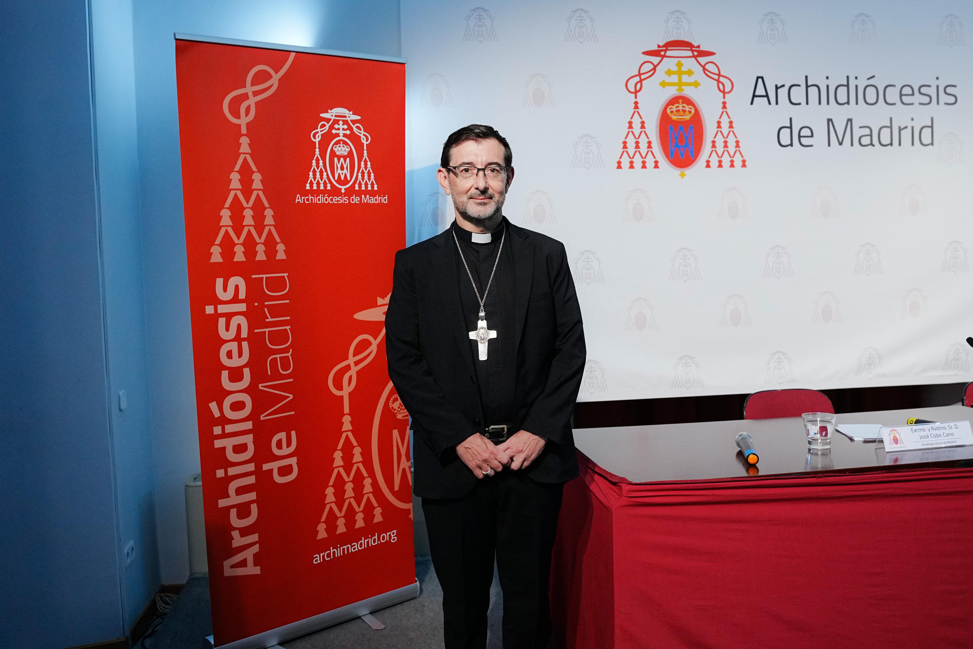 El obispo auxiliar de Madrid desde 2018 José Cobo Cano ha sido nombrado este lunes arzobispo de Madrid, tomando el relevo al cardenal Carlos Osoro, en el cargo desde 2014; con el propósito de expandir y adecuar "el mensaje del evangelio a la realidad que ahora hay". EFE/ Borja Sánchez-Trillo
