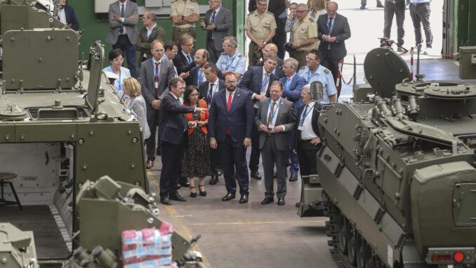 La ministra de Defensa, Margarita Robles (2i), acompañada del presidente del Principado en funciones, Adrián Barbón (c), visitaron este viernes la fábrica de Santa Bárbara Sistemas en Trubia (Oviedo), donde se fabrican y ensamblan los vehículos de combate sobre ruedas 8x8. Margarita Robles ha anunciado que Santa Bárbara Sistemas construirá los nuevos Vehículos de Apoyo a Cadenas (VAC) del Ejército de Tierra, por un importe de 1.900 millones de euros, que garantizará la carga de trabajo en la fábrica de armas de Trubia hasta 2037. EFE/ J.L.Cereijido
