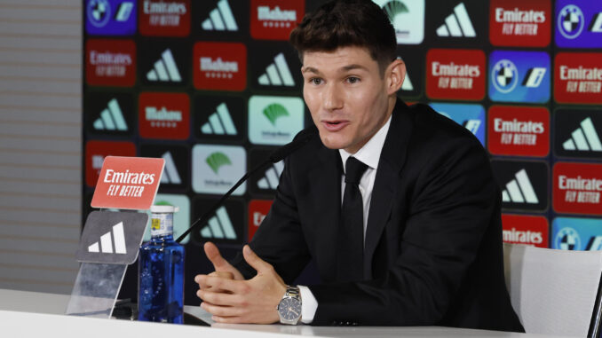 El lateral izquierdo Fran García, durante su presentación como nuevo jugador del Real Madrid, en la Ciudad Deportiva de Valdebebas, en Madrid. E/ Chema Moya
