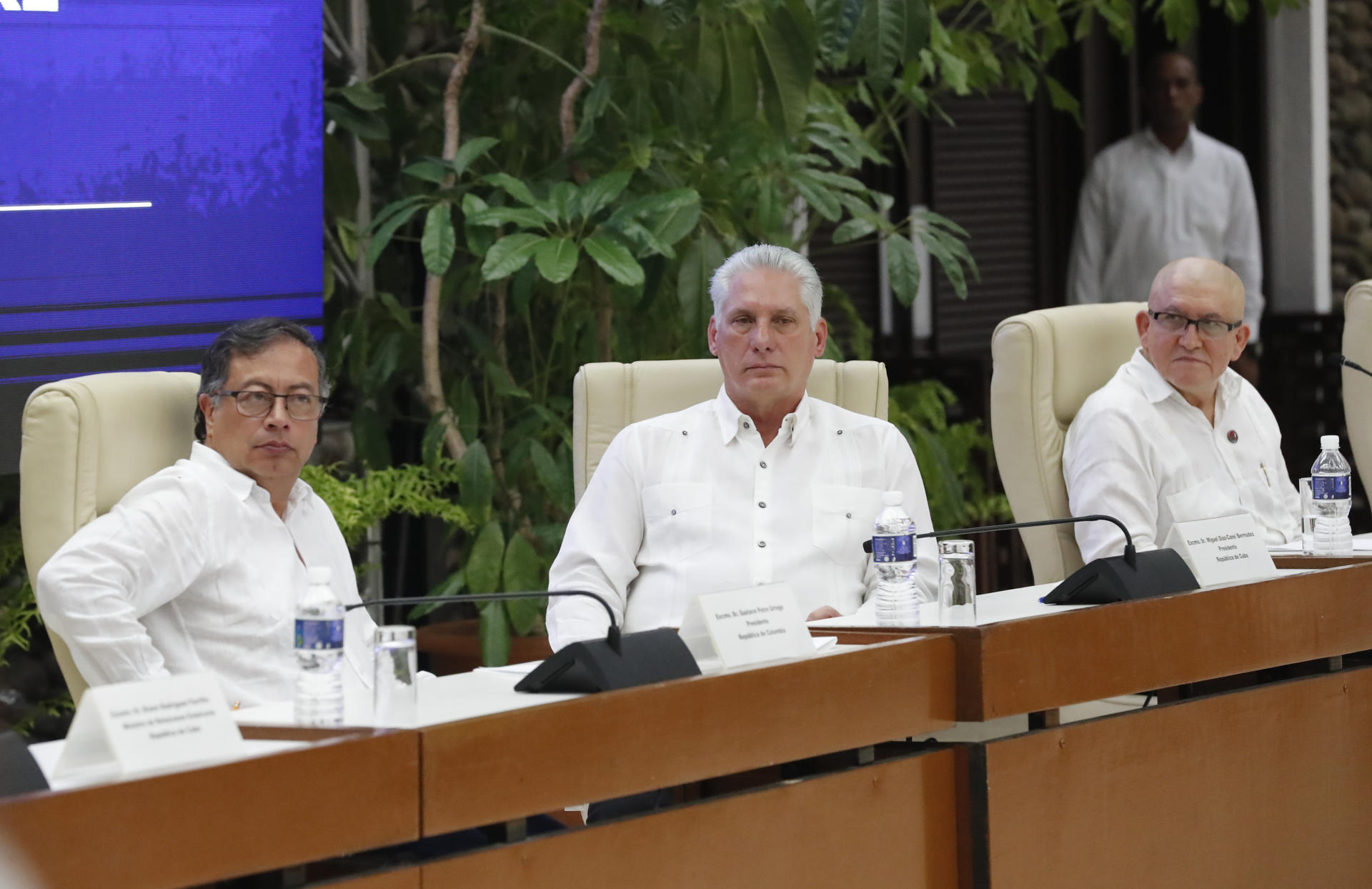 El presidente de Colombia, Gustavo Petro (i), acompañado del jefe máximo de la guerrilla del ELN, Antonio García (d), y el presidente de Cuba, Miguel Díaz-Canel (c), asisten durante el cierre de la tercera ronda de conversaciones de paz hoy, en La Habana (Cuba). EFE/Ernesto Mastrascusa
