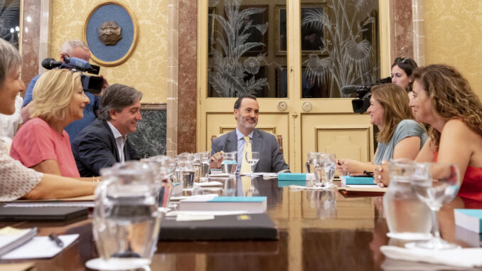 El Presidente del Parlamento de las Islas Baleares, Gabriel Le Senne (c), durante la reunión de la Mesa y la Junta de Portavoces del Parlament balear este jueves. EFE/ATIENZA
