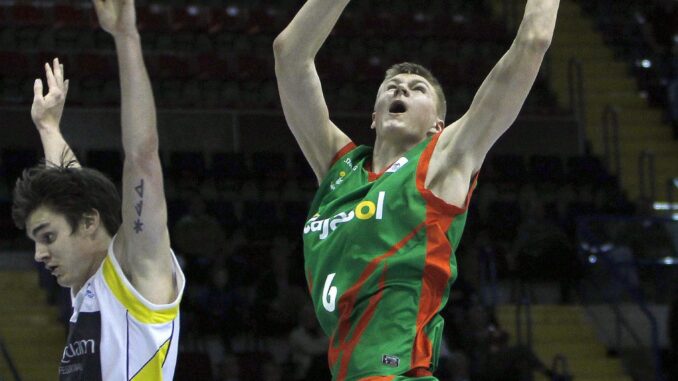 El pivot letón del Cajasol, Kristaps Porzingis (d) en una foto de archivo. EFE/Jose Manuel Vidal
