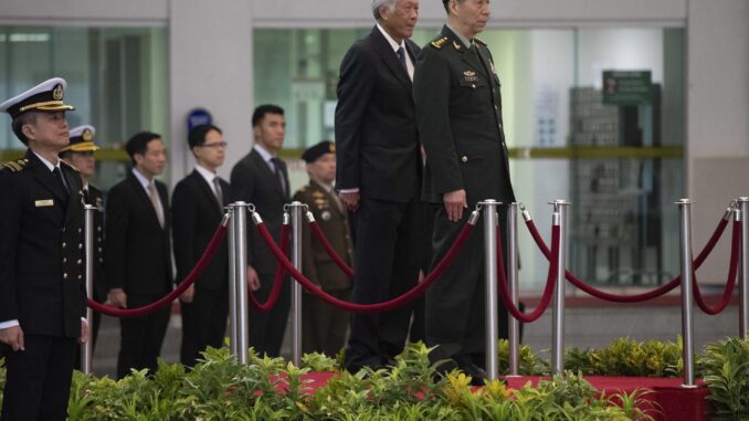 Encuentro entre el ministro chino de Defensa, Li Shangfu, y su homólogo de Singapur, Ng Eng Hen. EFE/EPA/HOW HWEE YOUNG
