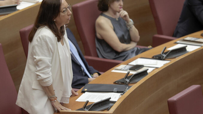 La diputada autonómica de Vox Llanos Massó (en la imagen jurando hoy su cargo en el hemiciclo) será la próxima presidenta de Les Corts Valencianes, gracias al pacto de gobierno suscrito con el partido ganador de las elecciones autonómicas, el PP, por el que Vox preside el Parlamento y tiene tres carteras en la Generalitat a cambio de apoyar la investidura del popular Carlos Mazón como president.EFE/ Manuel Bruque
