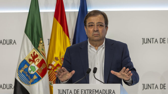 El presidente en funciones de la Junta de Extremadura, Guillermo Fernández Vara, en rueda de prensa tras la reunión del Consejo de Gobierno, un día después de que se haya constituido la nueva Asamblea regional. EFE/ Jero Morales
