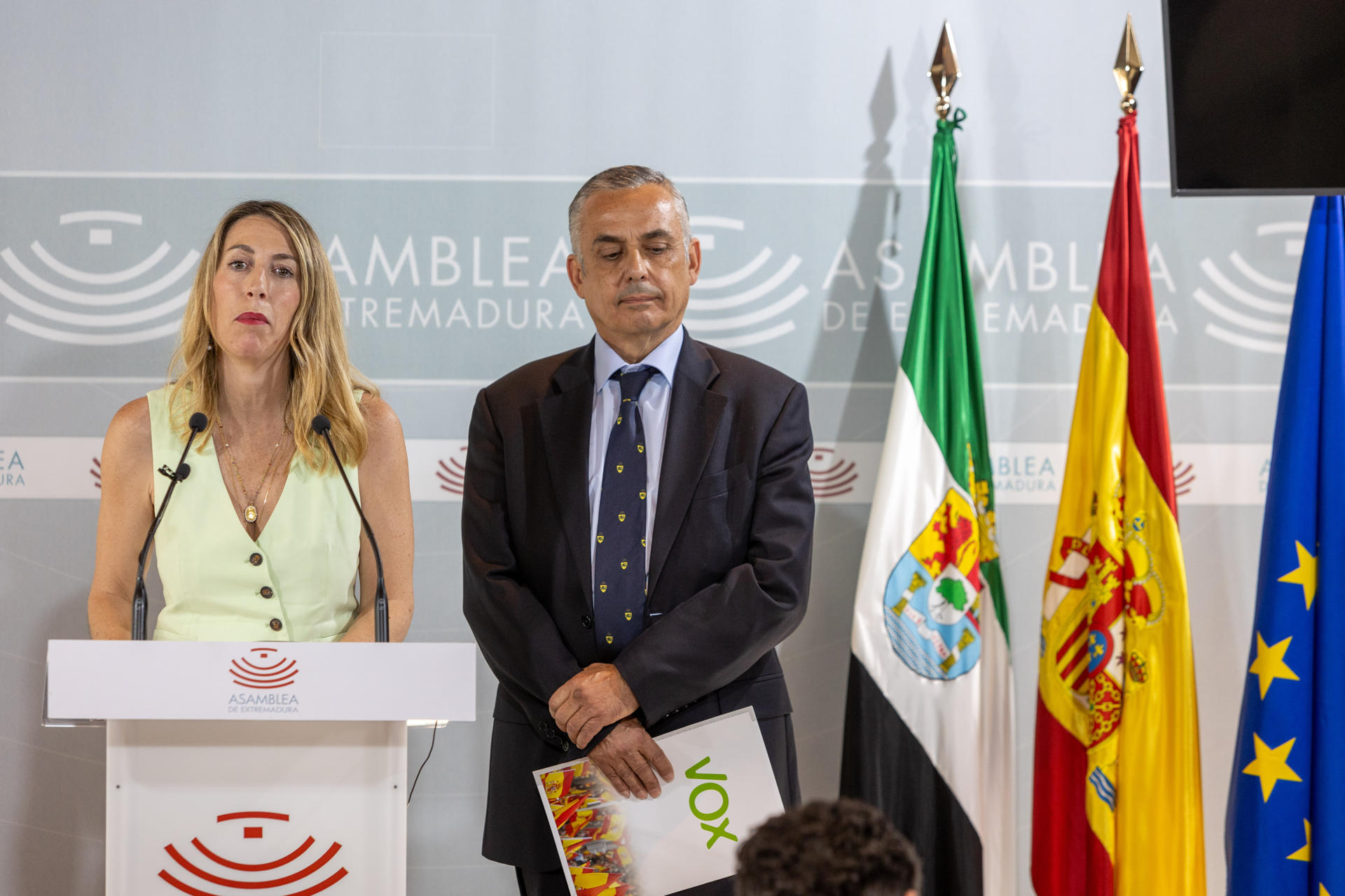 La líder del PP en Extremadura, María Guardiola (i), junto al candidato de Vox a la Presidencia de la Junta, Ángel Pelayo Gordillo, durante su comparecencia ante los medios tras rubricar el acuerdo de gobierno de coalición, 33 días después de las elecciones autonómicas, en un acto celebrado este viernes en la Sala de la Autonomía del Parlamento extremeño. EFE/ Jero Morales
