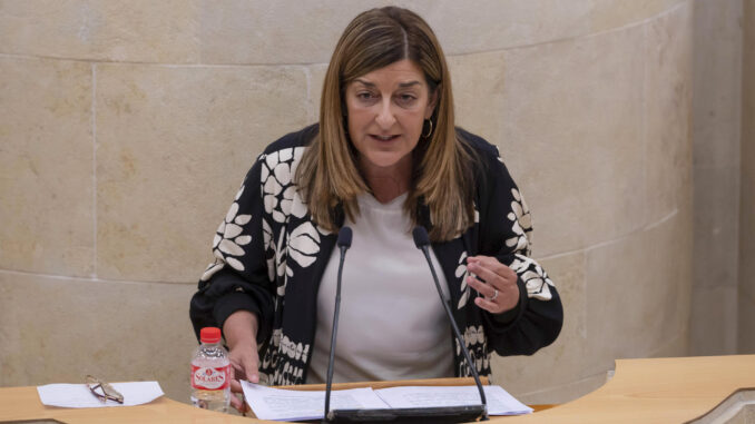 La candidata a presidenta autonómica, la popular María José Sáenz de Buruaga, durante el segundo día de la celebración de su pleno de investidura este viernes en el Parlamento de Cantabria, en Santander. EFE/ Pedro Puente Hoyos
