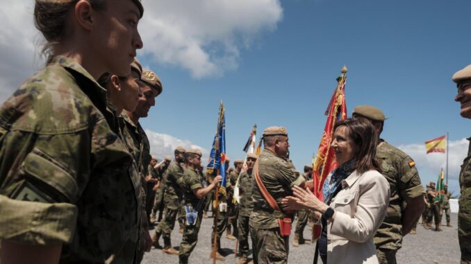 La ministra de Defensa, Margarita Robles, durante una visita a la Base General Alemán Ramírez de Las Palmas de Gran Canaria, donde varias unidades militares están preparando para su despliegue en misiones en el exterior en países como Letonia y Lituania. EFE/Ángel Medina G.
