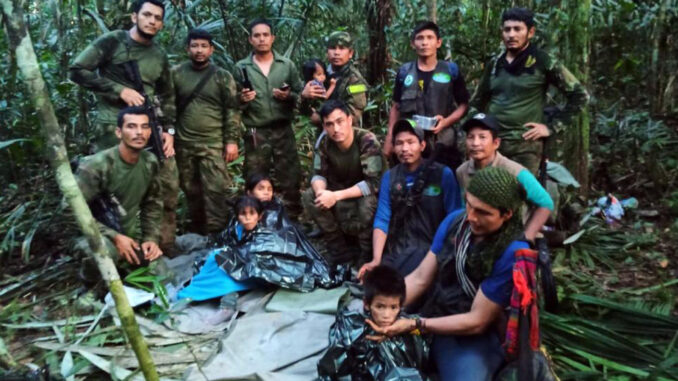 Fotografía cedida hoy por las Fuerzas Militares de Colombia que muestra a soldados e indígenas junto a los niños rescatados tras 40 días en la selva, en Guaviare (Colombia). EFE/Fuerzas Militares de Colombia
