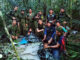 Fotografía cedida hoy por las Fuerzas Militares de Colombia que muestra a soldados e indígenas junto a los niños rescatados tras 40 días en la selva, en Guaviare (Colombia). EFE/Fuerzas Militares de Colombia