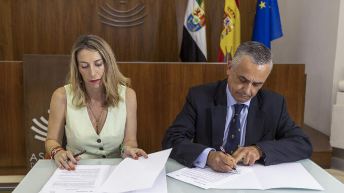 Tras intensas negociaciones, el Partido Popular y Vox han acordado un Gobierno de coalición en Extremadura que presidirá la popular María Guardiola y en el que la formación de Santiago Abascal tendrá una consejería, la de Gestión Forestal y Mundo Rural. En la imagen, María Guardiola (i) y el candidato de Vox a la Presidencia de la Junta, Ángel Pelayo Gordillo, rubrican el acuerdo de gobierno de coalición, 33 días después de las elecciones autonómicas, en un acto celebrado este viernes en la Sala de la Autonomía del Parlamento extremeño. EFE/ Jero Morales
