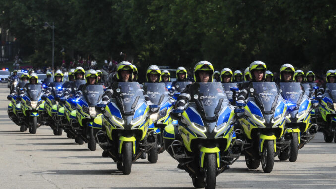 Acto de celebración de la festividad de San Juan Bautista, patrón de la Policía Municipal de Madrid, en el paseo de Coches del parque de El Retiro este martes. EFE/ Fernando Alvarado
