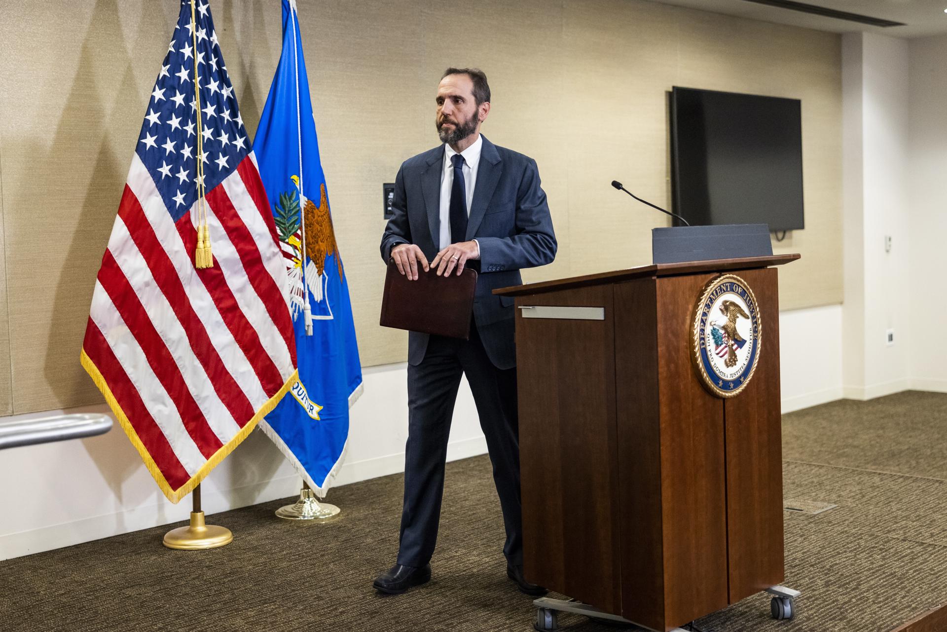 El fiscal especial Jack Smith se retira después de referirse a la acusación del Departamento de Justicia de Estados Unidos contra el expresidente estadounidense Donald Trump, en Washington, este 9 de junio de 2023. EFE/EPA/Jim Lo Scalzo
