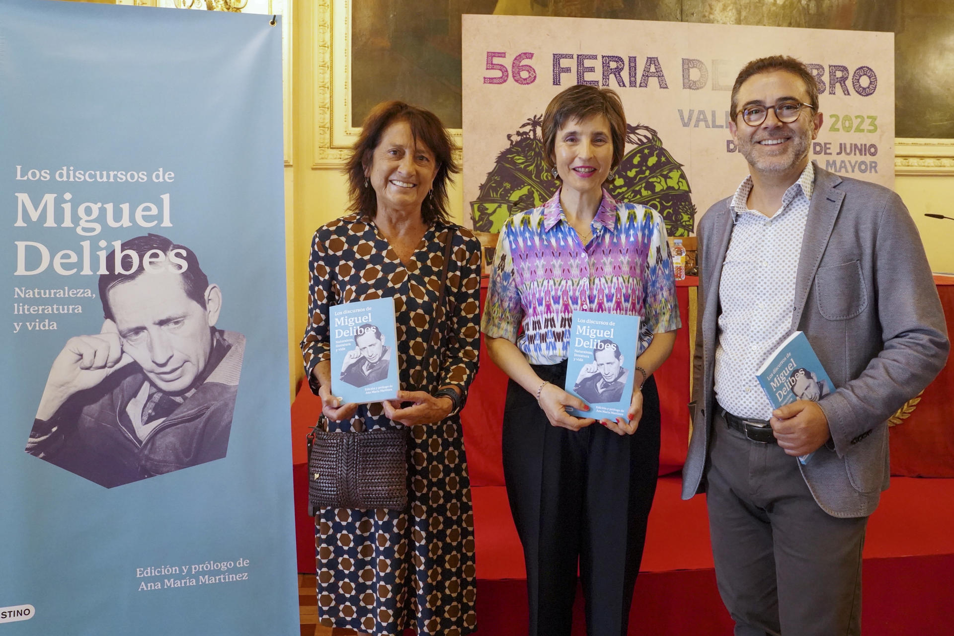 (De i a d) Elisa Delibes, presidenta de la Fundación Miguel Delibes, Ana María Martínez y Emili Rosales (director de Editorial Destino), durante la presentación esta mañana en la Feria del Libro de Valladolid , del libro Los discursos de Miguel Delibes,una recopilación de quince discursos estratégicos del universal escritor vallisoletano, con los temas que marcaron su trayectoria literaria y periodística. EFE/Nacho Gallego
