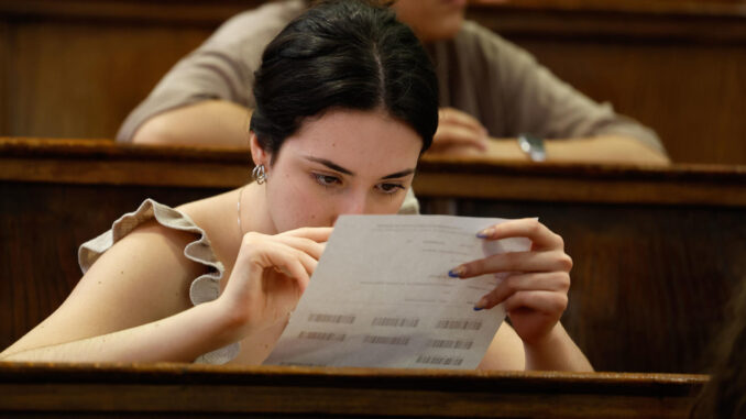 Una estudiante durante el primer día de exámenes de la EBAU en la Ciudad Universitaria de Madrid este lunes. Unos 250.000 alumnos de 2º de Bachillerato se examinan desde hoy de la prueba de acceso a la Universidad, la última "tradicional" antes de implantarse el nuevo modelo de la reforma educativa de 2021 (Lomloe) y que supone un importante giro en el modo de aprender y, por tanto, de demostrar los conocimientos.EFE/ Chema Moya