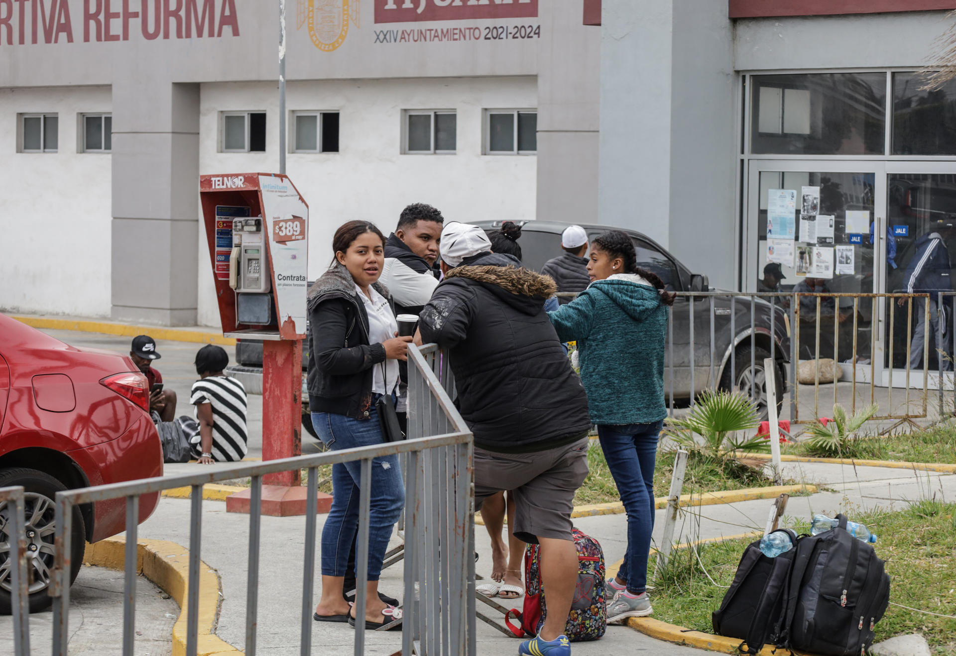 Migrantes permanecen en el albergue del Campo Reforma en Tijuana (México). EFE/Joebeth Terríquez
