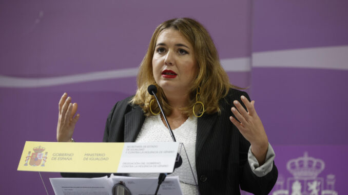 La secretaria de estado de Igualdad, Ángela Rodríguez, ofrece una rueda de prensa tras la reunión del Ministerio de Igualdad con las comunidades autónomas para analizar en un comité de crisis institucional el repunte de asesinatos por violencia de género en el mes de mayo. EFE/ Javier Lizón
