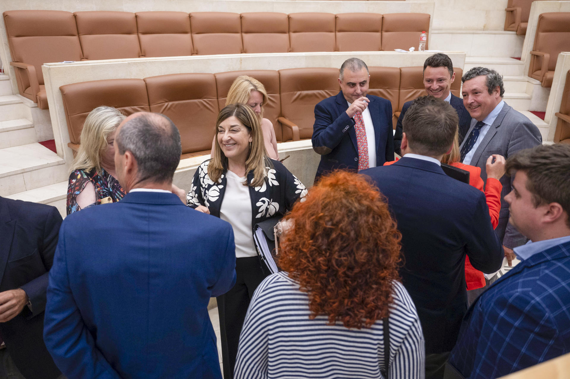 La candidata a presidenta autonómica, la popular María José Sáenz de Buruaga (c), durante el segundo día de la celebración de su pleno de investidura este viernes en el Parlamento de Cantabria, en Santander. EFE/ Pedro Puente Hoyos
