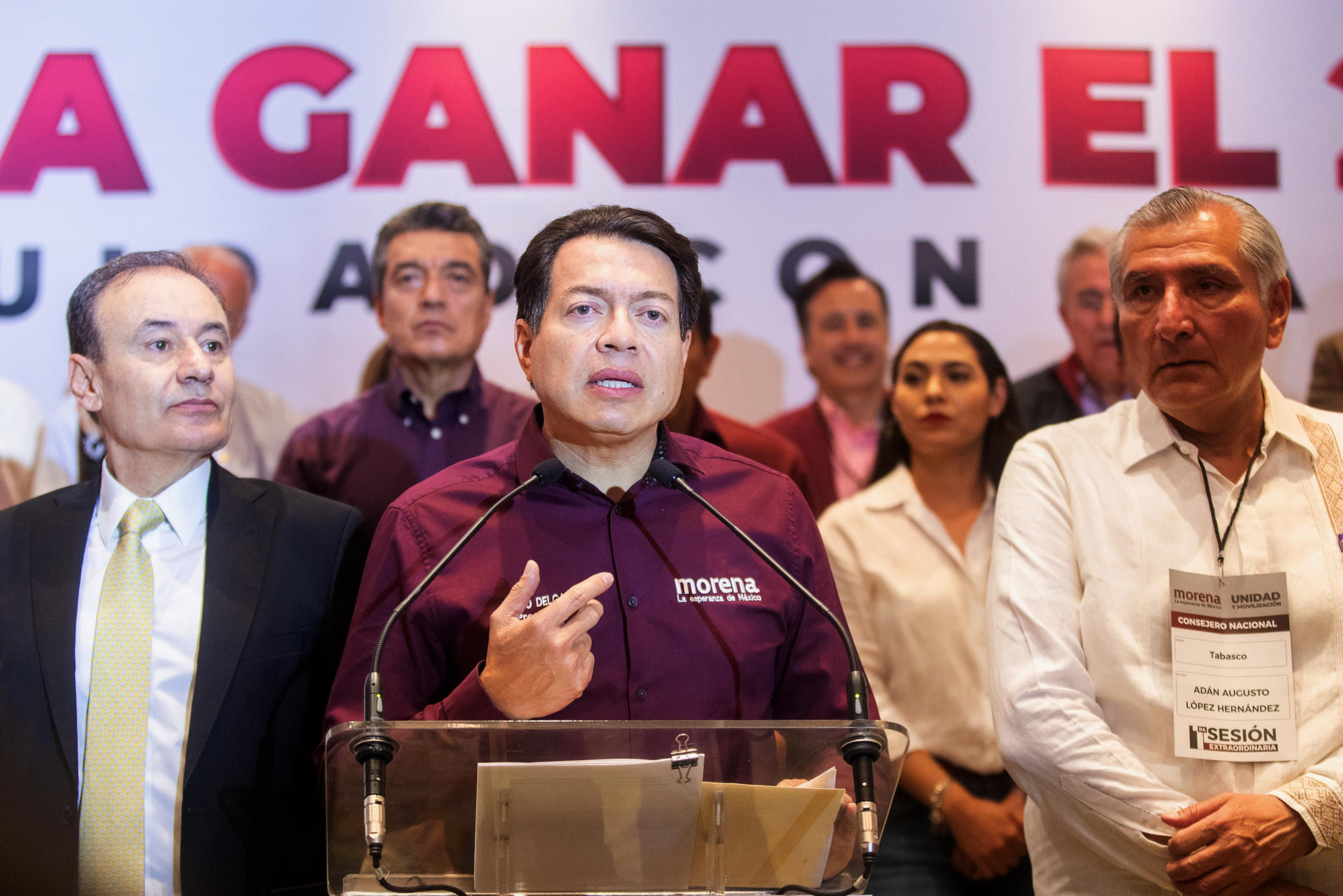 El presidente del Movimiento de Regeneración Nacional (MORENA), Mario Delgado (c), habla durante una conferencia de prensa de la Primera Sesión Extraordinaria del Consejo Nacional de Morena, hoy en la Ciudad de México (México). EFE/Isaac Esquivel
