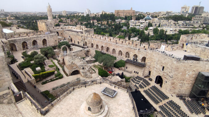 El Museo Torre de David, en la Ciudad Vieja de Jerusalén, reabre hoy sus puertas al público después de diez años de planificación y tres de construcción para convertir la antigua ciudadela en el principal museo de la urbe, un recorrido interactivo por 4.000 años de historia de una ciudad que fue durante siglos el centro del mundo para judíos, cristianos y musulmanes, en permanente coexistencia y conflicto. EFE/ Sara Gómez Armas
