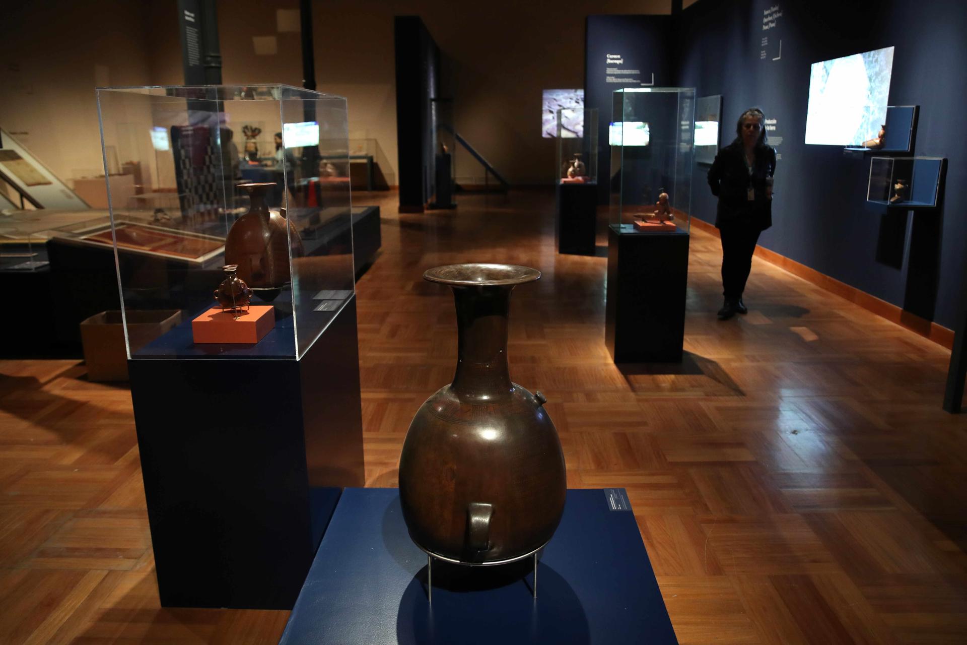 Fotografía de obras expuestas sobre los Incas, el 20 de junio de 2023, en el Museo de rte de Lima (Perú). . EFE/ Paolo Aguilar
