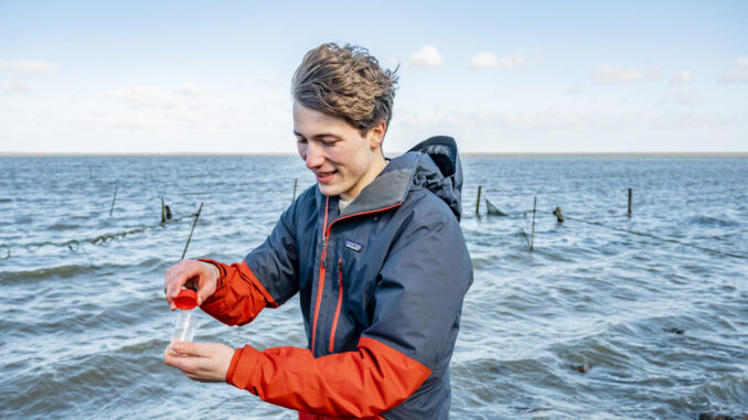 Fotografía del joven Fionn Ferreira, facilitada por él mismo, tomando muestras de agua para examinar la posible contaminación del agua causada por microplásticos. EFE
