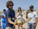 En la imagen, una de las tortugas recuperada ha sido liberada hoy en la playa de El Saler (Valencia) EFE/ Kai Forsterling