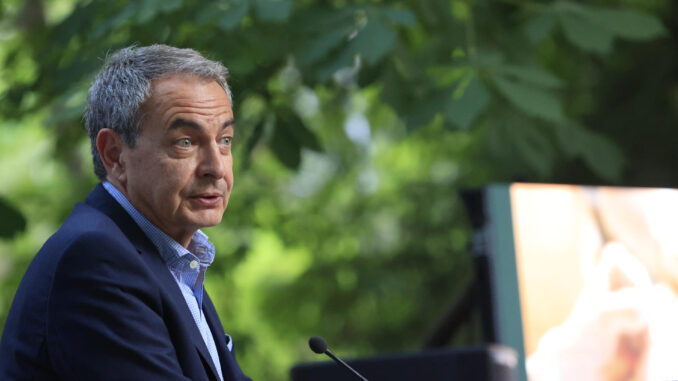 El expresidente del Gobierno, José Luis Rodriguez Zapatero, esta semana durante la entrega de los reconocimientos "Arcoíris" a personas y entidades que han destacado por su labor en favor del colectivo LGTBI. EFE/ Zipi Aragón
