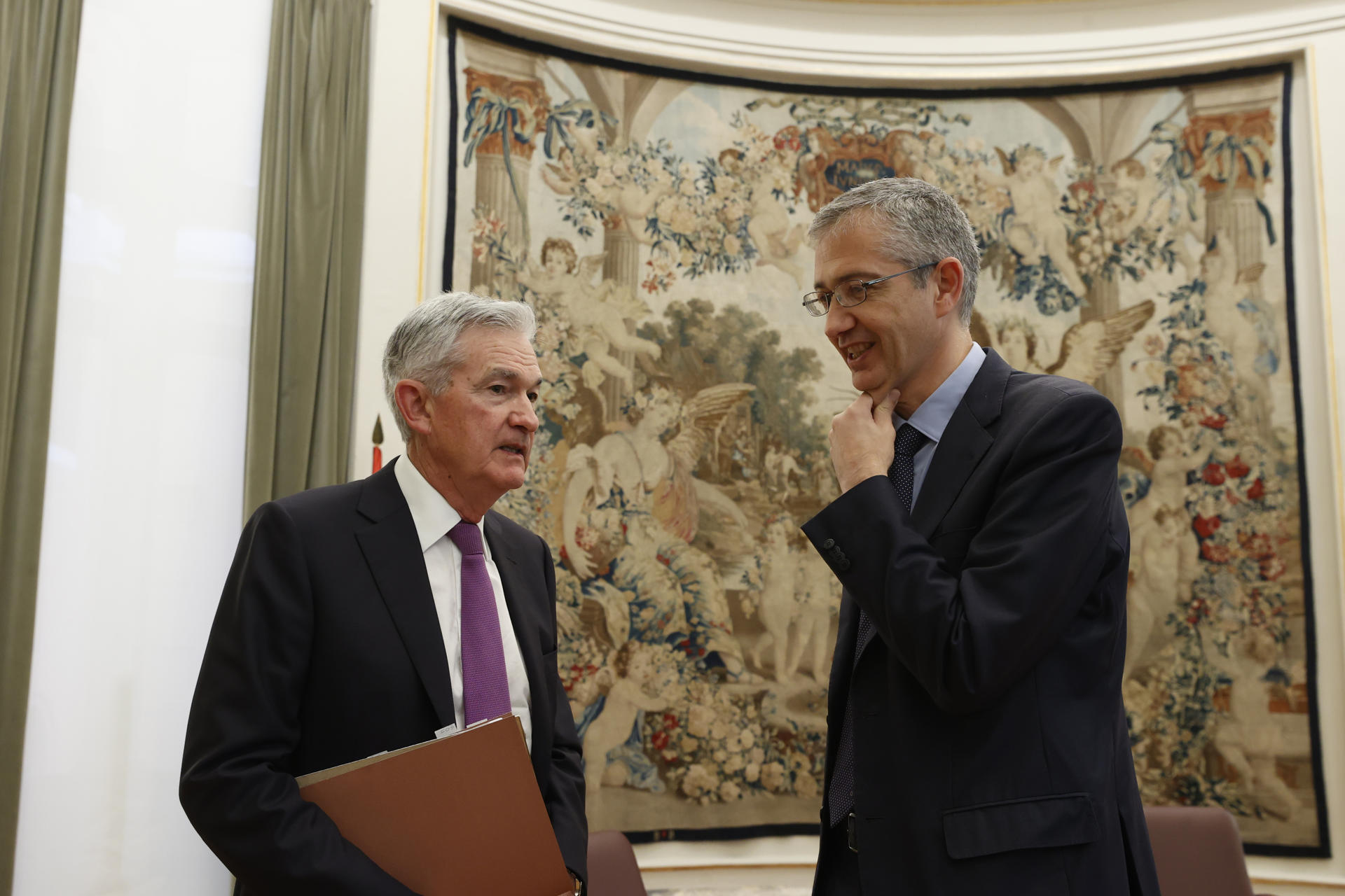 El gobernador del Banco de España, Pablo Hernández de Cos (d), y el presidente de la Reserva Federal de EEUU, Jerome Powell, conversan en la Conferencia de Estabilidad Financiera organizada por el Banco de España, este jueves, en Madrid. EFE/ Javier Lizón
