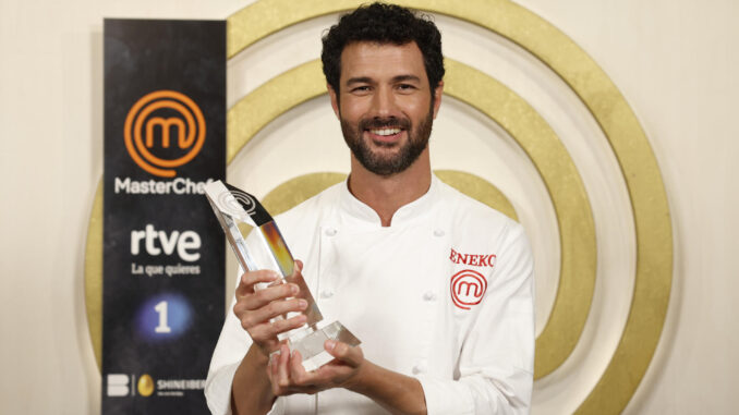 MADRID, 20/06/2023.- Tras una reñida final, el exfutbolista zaragozano Eneko Fernández se ha convertido en el ganador de la undécima edición de Masterchef: "Ganar el programa es cumplir un sueño y ahora tengo muchas ganas de meterme de lleno en la cocina", ha dicho este martes a EFE. EFE/ J.J. Guillén
