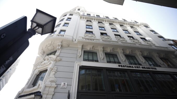 Vista de la fachada exterior del hotel Pestana CR7 Hotel, propiedad del futbolista portugués Cristiano Ronaldo, en la céntrica Gran Vía madrileña. EFE/Javier Lizón
