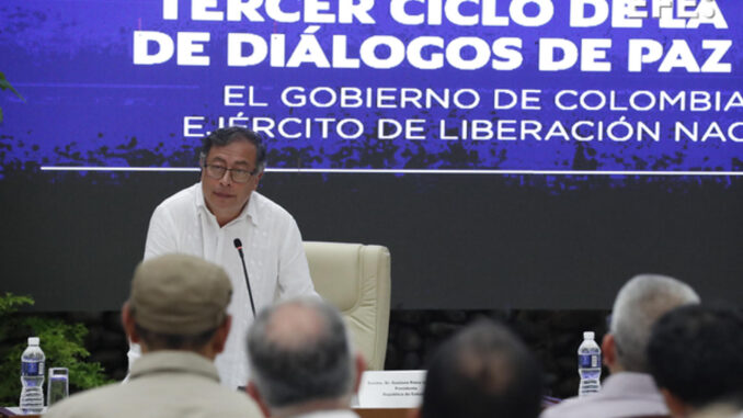 El presidente de Colombia Gustavo Petro, habla durante el cierre de la tercera ronda de conversaciones de paz hoy en La Habana (Cuba). EFE/Ernesto Mastrascusa
