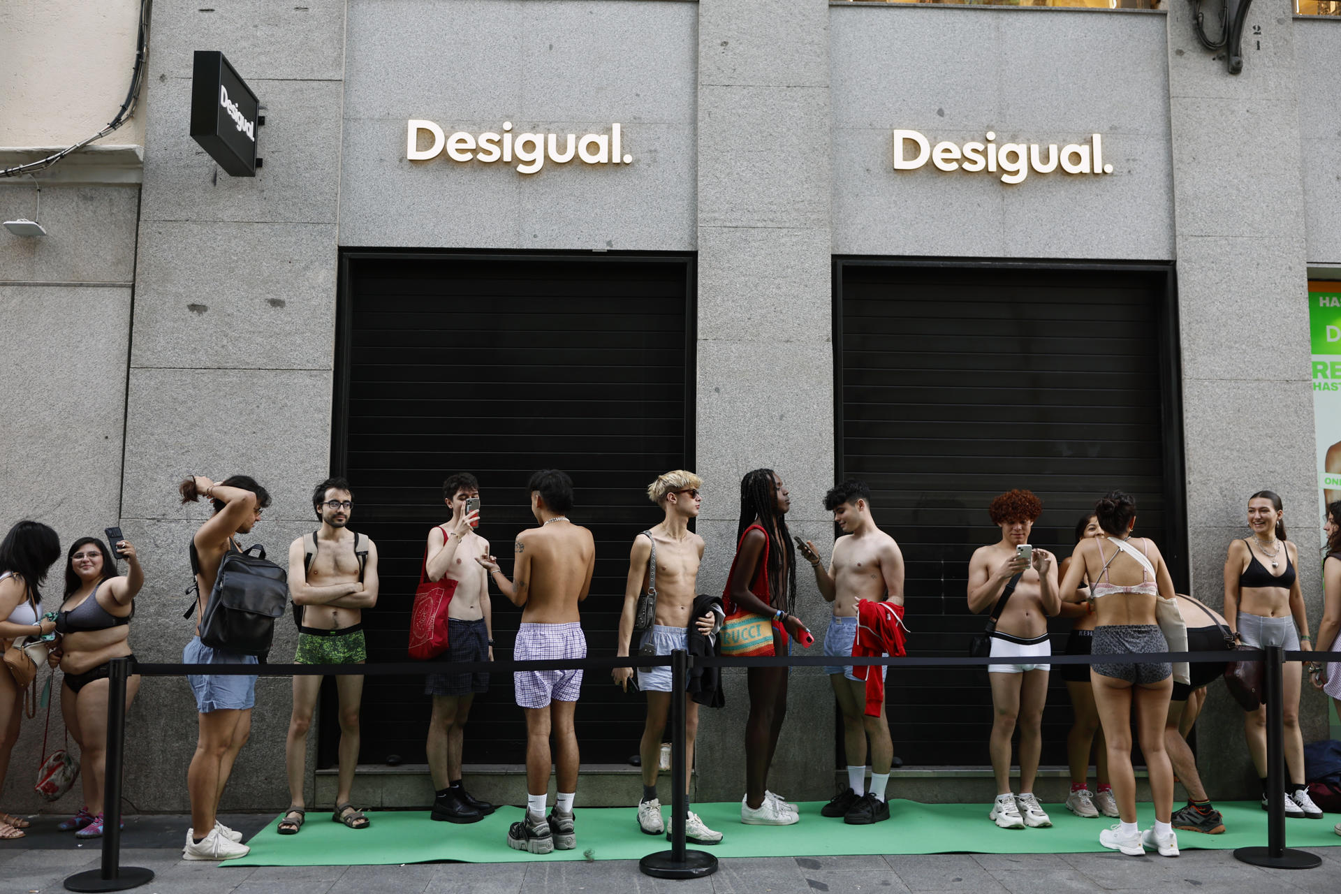 Varias personas en ropa interior esperan la apertura de una tienda de Desigual en Madrid. Las 100 primeras personas que este jueves llegasen en ropa interior a dos tiendas de la firma en Madrid y Barcelona podían elegir los dos artículos de ropa que más les gustasen y llevárselos puestos. EFE/ Rodrigo Jiménez
