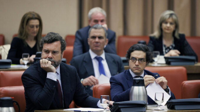 Los diputados de VOX, Iván Espinosa de los Monteros (i),y José María Figaredo (d) durante la reunión de la Comisión Permanente en el Congreso de los Diputados, este miércoles en Madrid. EFE/ Sergio Pérez
