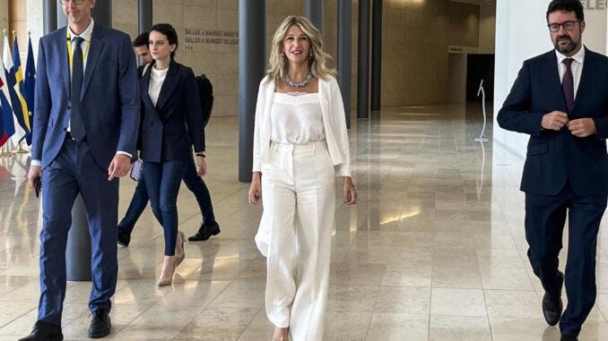 La vicepresidenta segunda, Yolanda Díaz, a su llegada al Consejo de Ministros de Empleo de la UE en Luxemburgo, este lunes. EFE/ Julio Gálvez.
