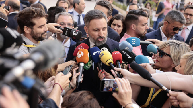 El presidente de Vox, Santiago Abascal realiza declaraciones ante la puerta de Les Corts Valencianas donde asiste a la sesión constitutiva de la undécima legislatura .EFE/ Manuel Bruque
