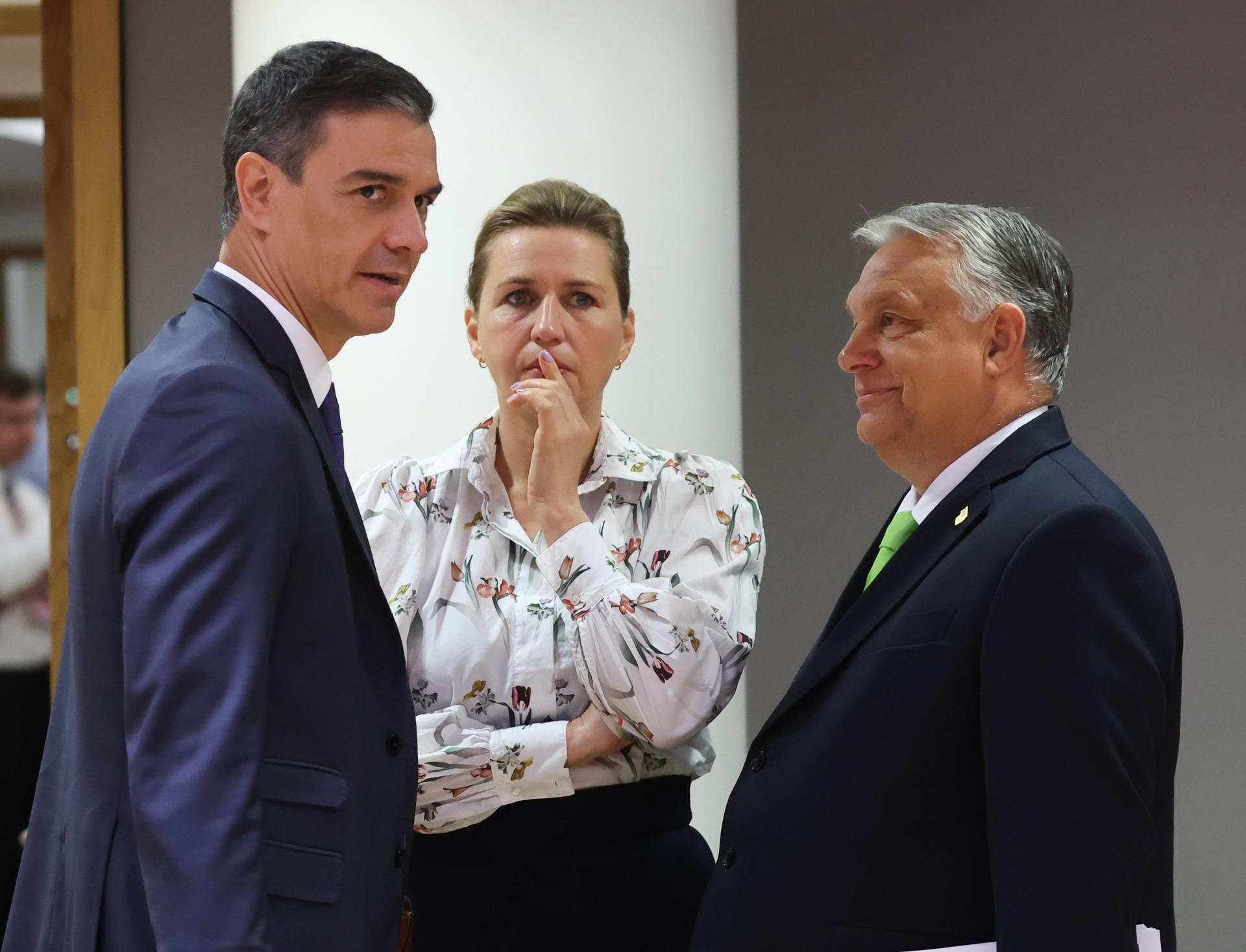 Los jefes de Gobierno de España, Pedro Sánchez; Dinamarca, Mette Frederiksen, y Hungría, Viktor Orban, este 30 de junio en Bruselas. EFE/EPA/OLIVIER HOSLET
