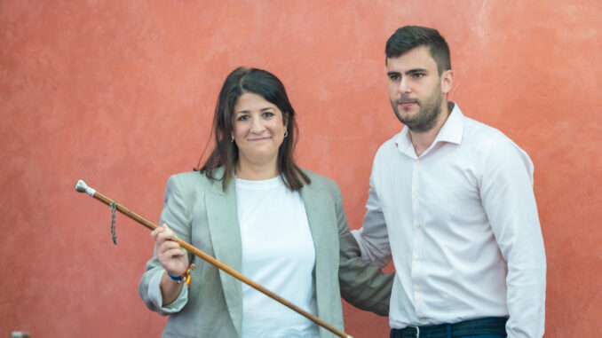 Tras la sesión constitutiva del Ayuntamiento de La Guardia (Toledo), Marta Maroto con el bastón de mando de la ciudad tras acuerdo con Unidas Podemos. EFE/Ángeles Visdómine
