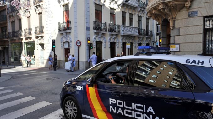 Imagen de archivo de un coche de la Policía Nacional. EFE/Rodrigo Jiménez
