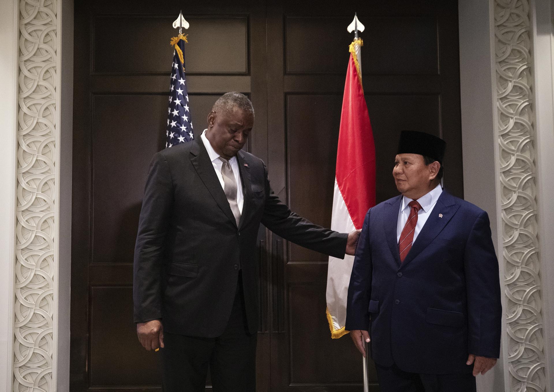 El secretario de Defensa de EE. UU., Lloyd Austin (i), y el ministro de Defensa de Indonesia, Prabowo Subianto, antes de una reunión bilateral al margen del Instituto Internacional de Estudios Estratégicos (IISS) Shangri-la EFE/EPA/HOW HWEE YOUNG
