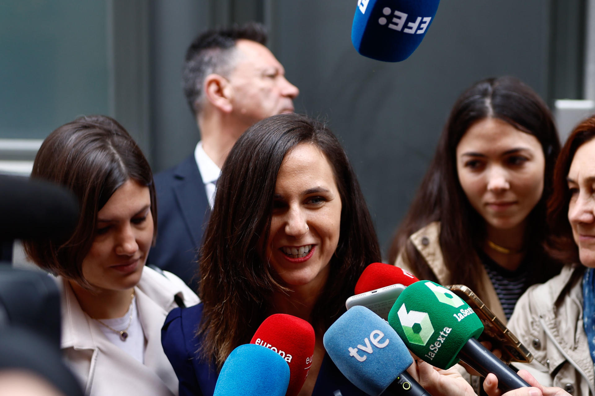 La ministra de Derechos Sociales y Agenda 2030, Ione Belarra, atiende a los medios en Madrid. EFE/Rodrigo Jiménez
