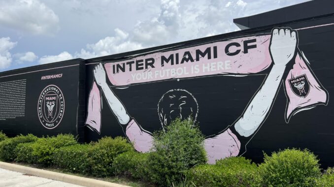 Fotografía de un mural del Inter Miami en el estadio DRV PNK, ayer, en Fort Lauderdale (EE.UU.). A 50 kilómetros del centro de Miami, a pocos pasos del aeropuerto privado de Fort Lauderdale, se encuentra el DRV PNK Stadium. EFE/ Andrea Montolivo
