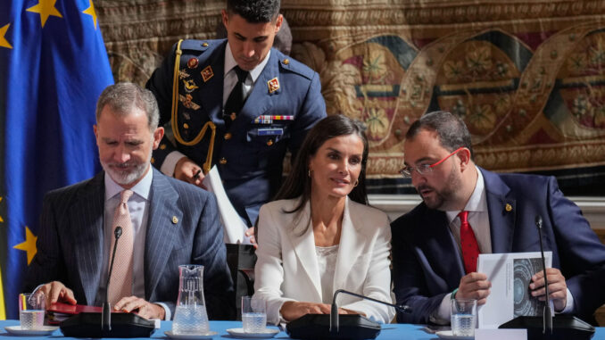 Los reyes Felipe (i) y Letizia (c), junto al presidente del Principado de Asturias, Adrián Barbón (d), este jueves, durante la reunión anual con los miembros de los Patronatos de la Fundación Princesa de Asturias, en la que se ha informado de la labor desarrollada en 2022 y de la positiva situación financiera y patrimonial de la organización. EFE/ Borja Sánchez-Trillo
