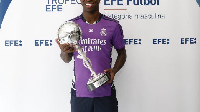 El brasileño Vinícius Junior posa con el XXXIII Trofeo EFE al mejor jugador Iberoamericano. EFE
