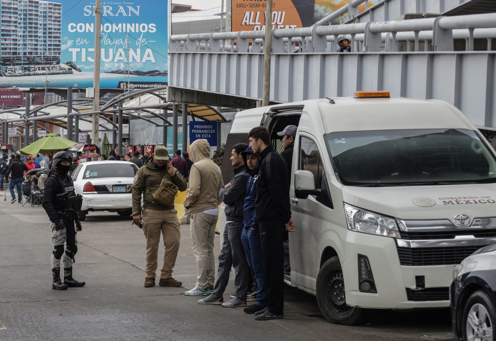 Miembros del Instituto Nacional de Migración (INM) y de la Guardia Nacional trasladan a migrantes hacia campamentos ubicados en Tijuana (México). EFE/Joebeth Terríquez
