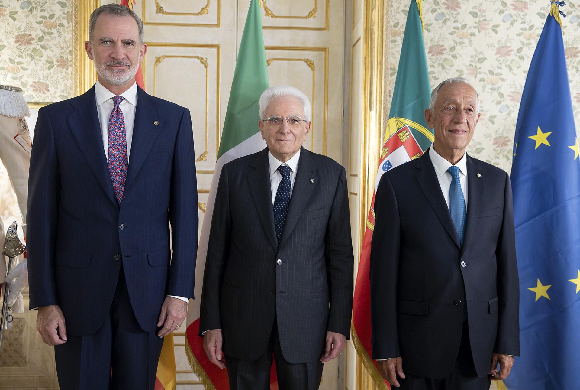 Palermo (Italy), 26/06/2023.- A handout photo made available by the Quirinal Press Office shows Italian President, Sergio Mattarella (C), King of Spain Felipe VI (L), and President of Portugal Marcelo Rebelo de Sousa prior a dinner at Villa Pajno during their visit to Palermo, Italy, 26 June 2023 (issued 27 June 2023). On 27 June they will participate in the 'Cotec' symposium. (Italia, España, Estados Unidos) EFE/EPA/PAOLO GIANDOTTI/QUIRINALE PALACE HANDOUT EDITORIAL USE ONLY/NO SALES
