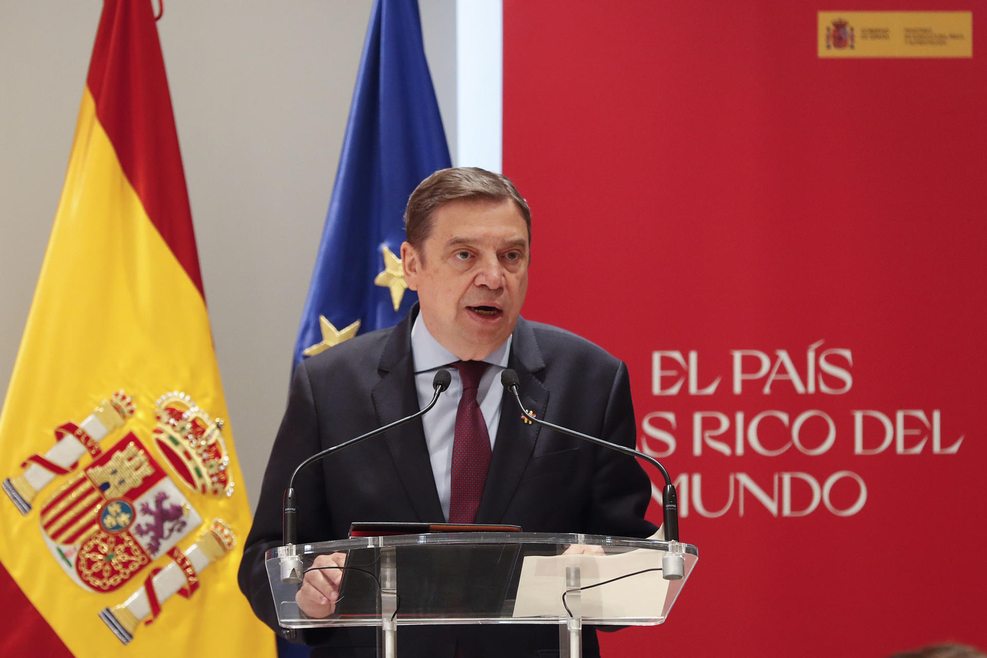 El ministro de Agricultura, Luis Planas, presenta el informe de consumo y desperdicio de alimentos en España en 2022, este jueves en Madrid. EFE/ J.P. Gandul
