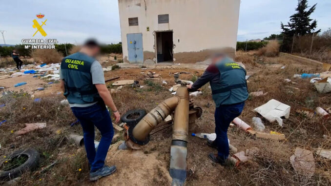 Fotografía facilitada por la Guardia Civil, que ha reforzado las actuaciones en materia de vigilancia e inspección de recursos hídricos principalmente en acuíferos y ha realizado un total de 4.348 servicios relativos a la vigilancia de fincas rústicas con el fin de atajar el problema. EFE
