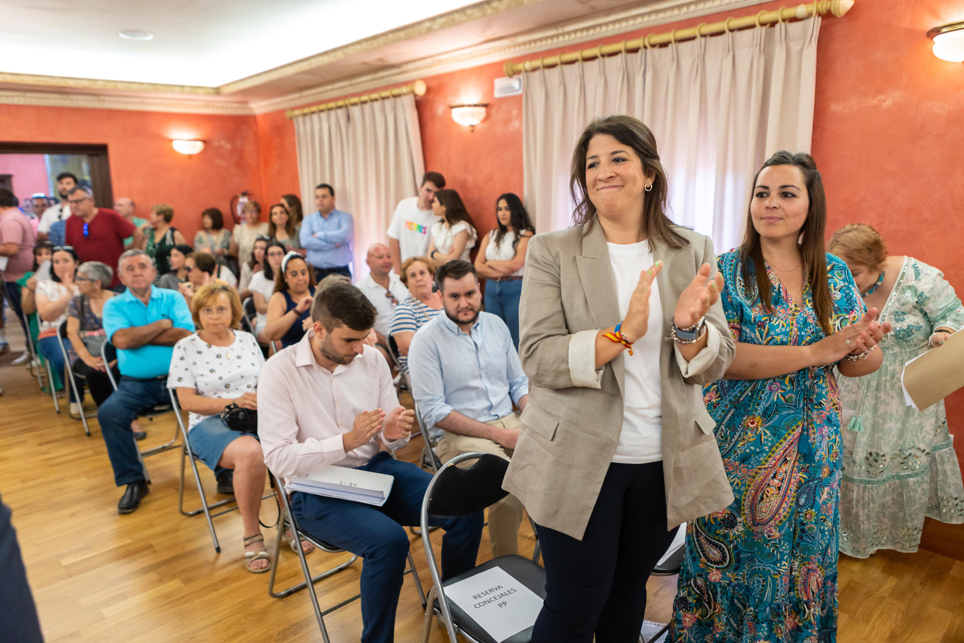 Sesión constitutiva del Ayuntamiento de La Guardia tras las elecciones del 28 de mayo, en el que previsiblemente será elegida alcaldesa la candidata del PP, Marta Maroto (c), tras un acuerdo con Unidas Podemos. EFE/Ángeles Visdómine
